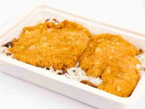 Piept de pui in pane de fulgi de migdale orez cu seminte