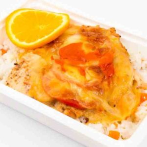 Piept de pui in stil italian cu cascaval si rosii la cuptor orez cu legume C-Piept de pui italian, orez cu morcov si porumb