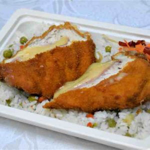 B-Cordon bleu de curcan, orez cu legume, castraveti murati