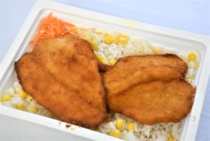 Snitel pui orez iasmin porumb C-Snitel de porc, orez cu porumb, castraveti murati