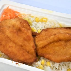 Snitel pui orez iasmin porumb C-Snitel de porc, orez cu porumb, castraveti murati