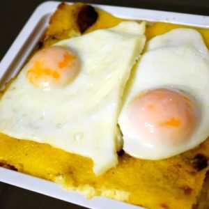 C-Mamaliguta ardeleneasca cu carnati,bacon,ou ochi si telemea