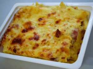 Paste penne gratinate kaizer cascaval parmesan C-Macaroane gratinate cu sunca ,kaizer si cascaval