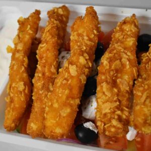 T3-Salata greceasca,crispy de pui,sos iaurt