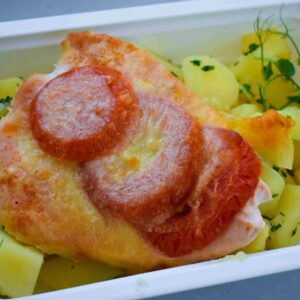 C-Piept de pui gratinat cu rosie si mozzarella,cartofi cu patrunjel
