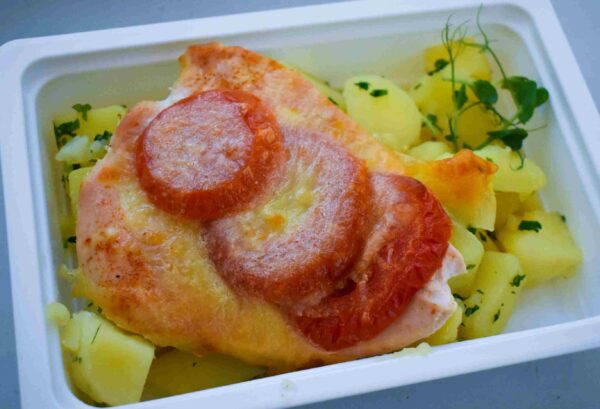 C-Piept de pui gratinat cu rosie si mozzarella,cartofi cu patrunjel